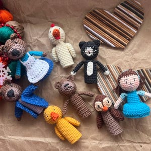 Bambole Little Bears Friend – Set di marionette da dito – Personaggi di storie all'uncinetto fatti a mano, personaggi di libri di fiabe, giocattoli Waldorf, giocattoli Montessori immagine 8