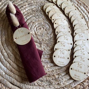 10 plaatskaarten voor bruiloft, doop en verjaardag. Gepersonaliseerde houten plaatsmarkering. Servetring of glas
