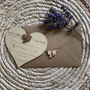 Customizable wooden wedding invitation in the shape of a heart - Pacs invitation with heart and wooden bow and kraft envelope