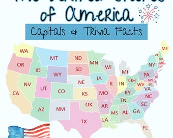 Puede incluir: Un mapa de los Estados Unidos con cada estado delineado en un color pastel diferente. Los nombres y las abreviaturas de los estados están escritos en rojo. El mapa incluye una pequeña bandera estadounidense en la esquina inferior izquierda. El título del mapa es "The United States of America Capitals & Trivia Facts".