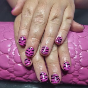 Tiger print nails with glitter