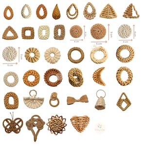 Könnte beinhalten: Eine Sammlung von dekorativen Gegenständen aus geflochtenem Rattan in verschiedenen Formen, darunter Kreise, Dreiecke und Tropfen. Einige Teile messen 4 cm und 5 cm im Durchmesser. Die natürlichen Beige- und Brauntöne erzeugen eine rustikale, handgefertigte Ästhetik.