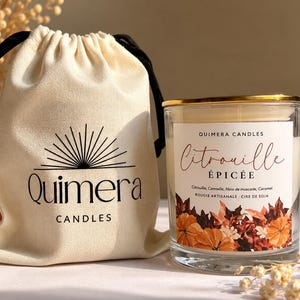 Könnte beinhalten: Ein cremefarbener Baumwollbeutel mit Kordelzug und dem schwarzen Quimera Candles Logo sowie ein Glaskerzenglas mit goldenem Deckel. Das Kerzenetikett zeigt den Text Citrouille Épicée, Quimera Candles und eine Illustration von orangefarbenen Kürbissen.