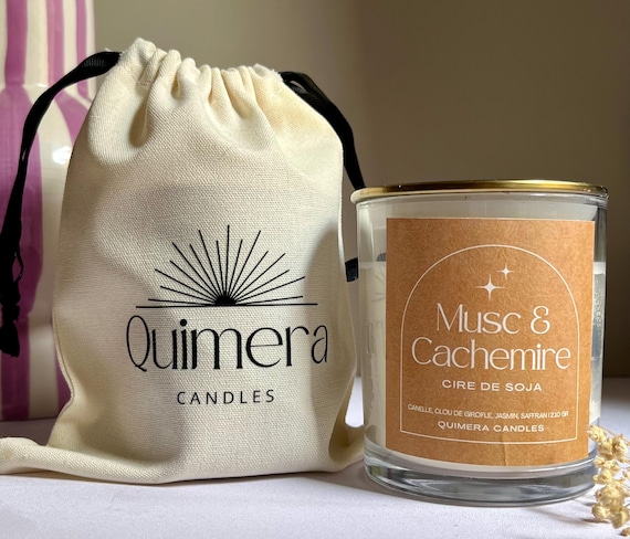 Bougie artisanale en cire de soja Musc & cachemire – Mèche en bois – 210 g – Avec son pochon en coton
