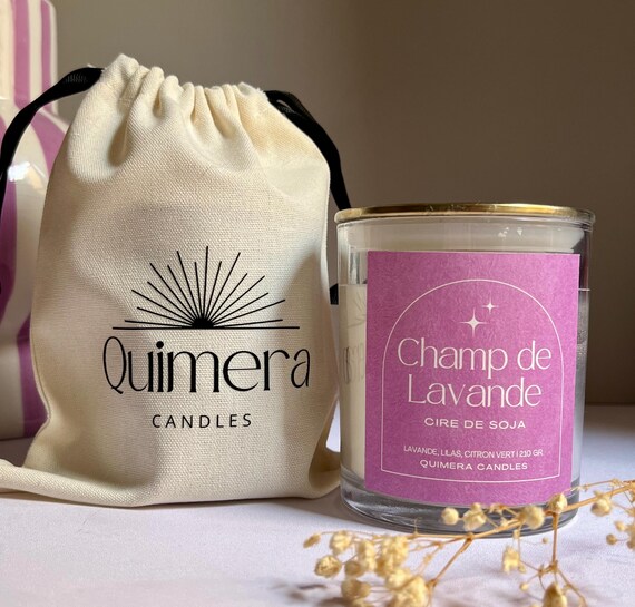 Bougie artisanale en cire de soja Champ de lavande – Mèche en bois – 210 g – Avec son pochon en coton