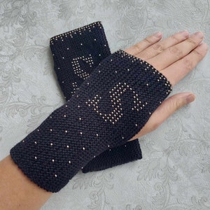 Pulswärmer; Handgestrickte Pulswärmer mit Perlen; Fingerlose Handschuhe; Weihnachtsgeschenk; Stulpen aus Wolle; Die Armbänder sind mit Daumenloch