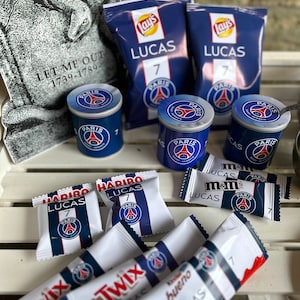 Pack Anniversaire personnalisé thème PSG : paquet de chips, chocolat, cupcake, bonbon, jus de fruits