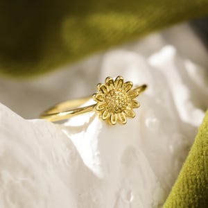 Dainty 18K Gold Sunflower Ring, Ring for Daughter, Ring For Her, Birthday Gift, Valentine&#39;s Day Gift, Minimalist Ring, Handmade Ring