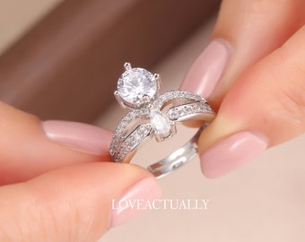 Eleganter Zweireihiger Moissanit-Ring mit Rundschliff-Hauptdiamant und tropfenförmigen Seitensteinen - Handgefertigtes Geschenk zur Verlobung, Ideales Geschenk für Sie