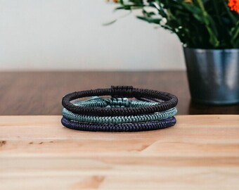 Boeddhistische Tibetaanse touw bedelarmband, handgemaakte zwart/donkerblauw/groene armband, geluksbescherming armband, verstelbare armband, unisex armband