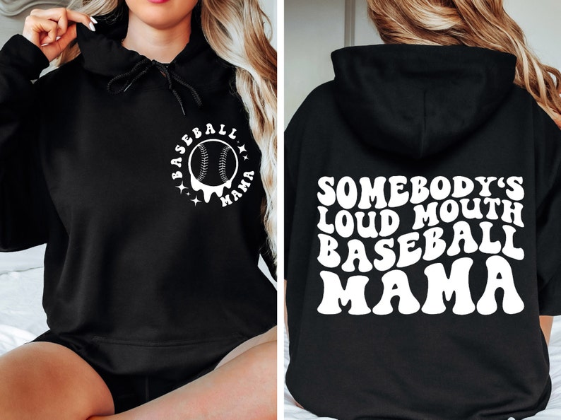 Op de afbeelding: Zwarte hoodie met witte tekst en honkbalafbeelding. De voorkant heeft een honkbalafbeelding met de woorden "Baseball Mama". De achterkant van de hoodie zegt "Somebody's Loud Mouth Baseball Mama".