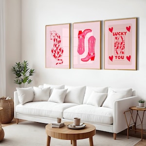 Conjunto de 3 impresiones de arte de pared digital rosa y rojo, cartel imprimible Lucky You, conjunto de pared rosa, cartel de vaquero rosa, arte de pared de moda, regalo para ella