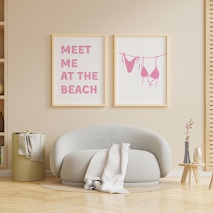 Juego de 2 impresiones de arte de pared costero rosa, póster rosa, regalo para ella, póster de descarga digital, impresión de bikini, regalo para novia, arte de pared en colores suaves