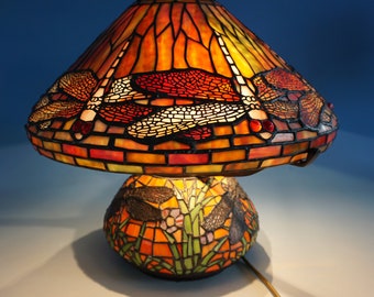 Vintage Lampe Tischlampe Leuchte im Jugendstil Buntglas Glas Mosaik Libelle (0524-001)