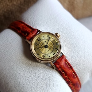 Women&#39;s gold Watch, Mechanical Wristwatch, Classic Gold-Plated Watch, 1990s