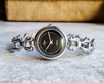 Vintage quartz wristwatch for women in gift watch box, 1980s