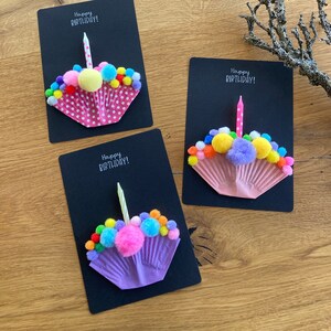 Geburtstagskarte Karte aus Kraftpapier zum Geburtstag Happy Birthday MUFFIN mit Geburtstagskerze Kerze Grußkarte bunt Pompoms schwarz