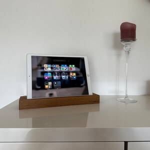 Soporte para iPad fabricado en madera maciza de roble