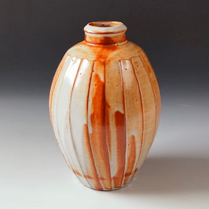 Vase en céramique à facettes avec glaçure shino | Poterie/céramique faite main | Réparation du kintsugi argenté