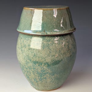 Ceramiczny garnek fermentacyjny / Onggi (1,6 litra) w miedziano-zielonym i białym szkliwie – ręcznie robiona ceramika