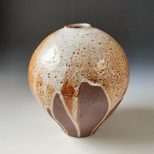 Skulpturale Keramikvase mit Shino-Glasur | Handgefertigte Keramikkunst Ikebana Blumenvase