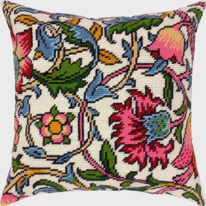 Può includere: Cuscino quadrato decorativo con un motivo floreale dettagliato. Il design presenta fiori e foglie rosa, rossi, blu, verdi e gialli su uno sfondo color crema. Il cuscino ha un aspetto strutturato, che suggerisce una tecnica di punto croce o aghi.