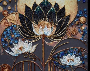 Op de afbeelding: Een kralenkunstwerk met een donkere lotusbloem met zwarte en blauwgroene bloemblaadjes, gouden accenten en een wit centrum. Er zijn ook twee kleinere witte lotusbloemen aanwezig. De achtergrond omvat een gouden maan en een donkergrijs canvas.