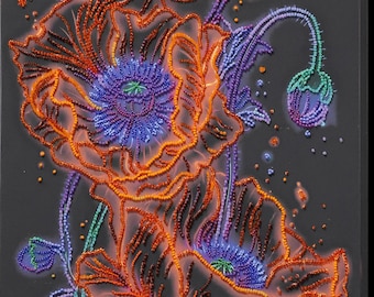 Può includere: Un'opera d'arte murale verticale che raffigura tre grandi fiori di papavero arancioni vivaci con centri viola intenso, accentuati da boccioli più piccoli e steli verdi. L'intera composizione floreale è realizzata meticolosamente con minuscole perline scintillanti su uno sfondo grigio scuro.