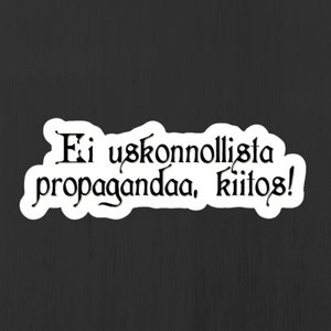 Peut inclure: Autocollant blanc avec du texte noir qui dit "Ei uskonnollisista propagandaa, kiitos!"