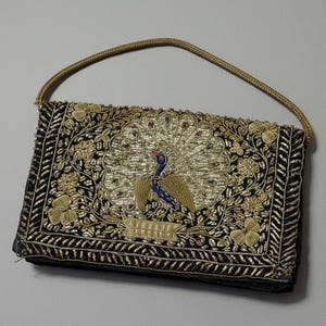 Bolso de mano vintage de terciopelo con bordado de pavo real Zardozi de los años 30 y 40, estilo bohemio.