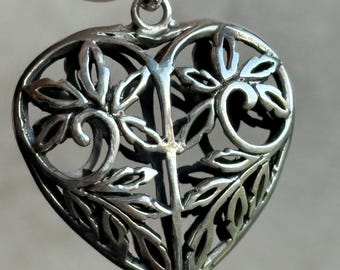 Exquisite Sterling Silver Filigree Heart Pendant A Timeless Symbol of Elegance
