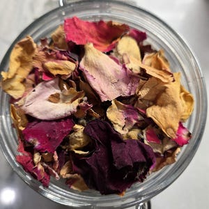 Op de afbeelding: Een witte keramische mok met een zwart handvat en de tekst "But First, Coffee" in een zwarte, handgeschreven lettertype. De mok staat op een wit oppervlak.