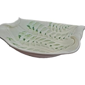 Peut inclure: Un bol de service en céramique blanche avec un motif de fougère verte. Le bol a un bord ondulé et est parfait pour servir des en-cas ou des amuse-gueules.