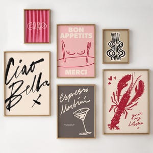 K&ouml;nnte beinhalten: Eine Sammlung gerahmter Kunstdrucke mit verschiedenen Designs. Die Drucke enthalten Texte wie "Ciao Bella" und "Bon App&eacute;tits" sowie Illustrationen von Hummer, Martiniglas und abstrakten Formen. Die Rahmen haben eine goldene Oberfl&auml;che.