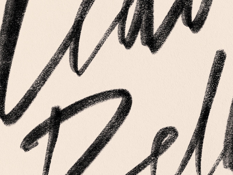 K&ouml;nnte beinhalten: Nahaufnahme eines cremefarbenen Hintergrunds mit schwarzer Handschrift. Die Schrift scheint ein Wort oder eine Phrase zu sein, mit dicken, strukturierten Strichen. Die Gesamt&auml;sthetik ist k&uuml;nstlerisch und minimalistisch, geeignet f&uuml;r Wandkunst oder Schreibwaren.