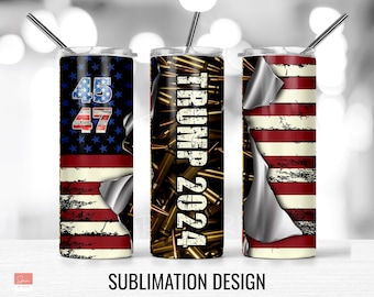 Puede incluir: Tres diseños de sublimación para un vaso que presenta una bandera estadounidense con un borde desgarrado que revela un fondo plateado. Los diseños incluyen los números 45 y 47, el texto "TRUMP 2024" y un patrón de balas doradas.