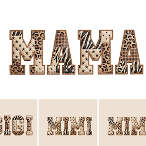 Può includere: La parola "MAMA" è visualizzata in uno stile patchwork, con ogni lettera che presenta una diversa stampa animalier e motivo. Le lettere sono delineate da un bordo cucito marrone, creando un effetto strutturato. Sotto le parole "GIGI" e "MIMI" nello stesso stile.