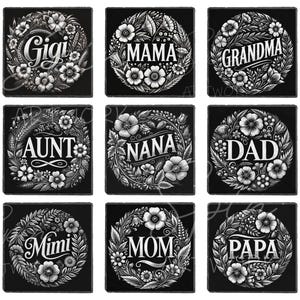 Puede incluir: Nueve posavasos cuadrados negros con diseños de coronas florales blancas. Cada posavasos presenta un nombre diferente: Gigi, Mama, Grandma, Aunt, Nana, Dad, Mimi, Mom y Papa. Ideales para la decoración del hogar.