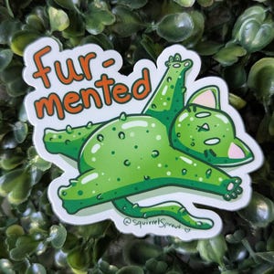 Sticker mat vinyle chat cornichon avec fourrure. Le cadeau parfait pour les amateurs de cornichons et de chats !