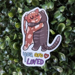 You Are Loved - Sticker en vinyle mat Hugging Cats. Le cadeau parfait pour les chats !