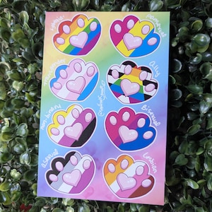 Lot de 2 feuilles d'autocollants LGBTQ Pride Paws. Montrez votre fierté avec de belles pattes de chat sur le thème du drapeau de la fierté.
