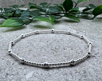 Pulsera lisa de plata de ley con cuentas, joyería apilable elástica con textura pequeña, pulsera minimalista para combinar con otras pulseras.