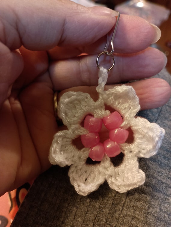 Portachiavi Con Perle A Forma Di Fiore | Bicolore Bianco E Oro | Ciondolo Cuore | Regalo Per Donne | Accessorio Per Borse