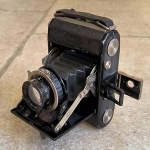 Appareil photo pliant moyen format Zeiss Ikon Ikonta 520 6x4,5 avec Compur-Rapid, objectif Novar-Anastigmat 1:3,5 f = 7 cm. Vers les années 30