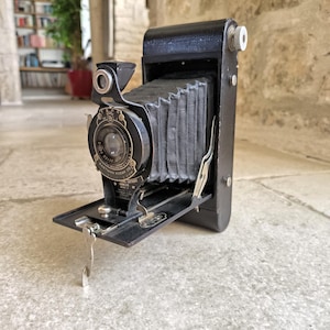 Eastman Kodak Hawk-eye 2A model B cartridge folding camera with French Topaz Boyer Paris 1:6.3 F.12 lens. Circa 1920&#39;s