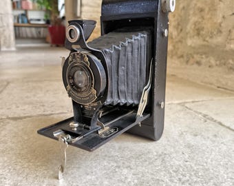 Eastman Kodak Hawk-eye 2A model B cartridge folding camera with French Topaz Boyer Paris 1:6.3 F.12 lens. Circa 1920&#39;s