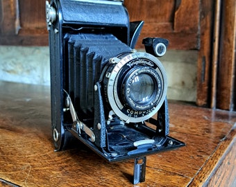 Voightlander Bessa 6x9cm medium format folding camera with Voightlander Braunschweig Voigtar 1:4,5 F = 11 lens . Circa 1950&#39;s