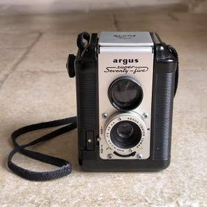 Cámara Argus Super Seventy-Five de formato medio, 6 x 6, rollo de película de 620 milisegundos, con objetivo de 65 mm. Finales de la década de 1950 y principios de la de 1960.