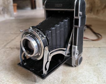 Royer IV 6x9cm medium format folding camera with P.Angènieux Paris F.105 1:4.5 type U1 lens with original case. Circa 1950&#39;s