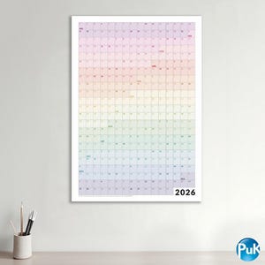 Könnte beinhalten: Ein großer, rechteckiger Wandkalender für das Jahr 2026 mit einem Farbverlauf aus Pastelltönen. Jeder Monat hat eine andere Farbe, wobei die Tage des Monats in einem Rasterformat angeordnet sind. Der Kalender wird an einer weißen Wand angezeigt.